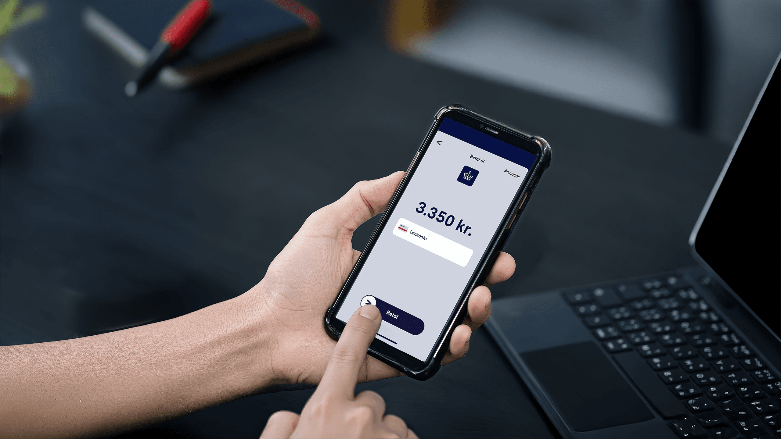 Et billede af en person der betaler sin gæld med betalingsappen MobilePay